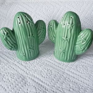 Vtg ceramic green cactus salt pepper shakers